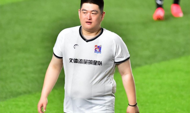 2026世界杯官方软件-满身肥肉跑不动，还能连连进球，赵本山儿子赢麻了，都是人情世故