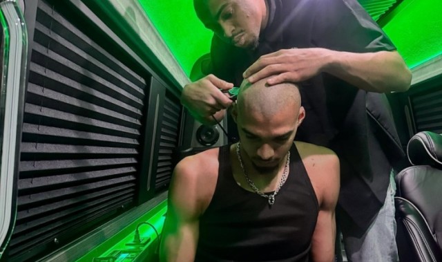 2026世界杯安装指南-光头兄弟团！凯尔登社媒晒出好友统一发型！还有为文班理发瞬间