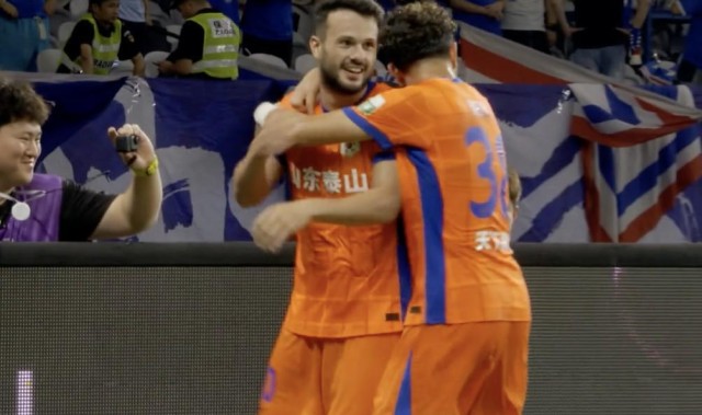 2026世界杯手机观看-热议鲁花战半场：瓦科真山东大腿，申花国脚防线下滑厉害